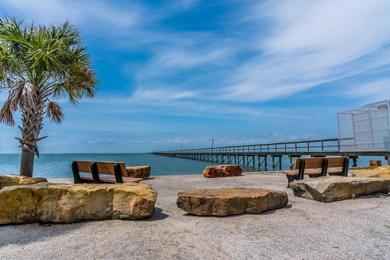 Sunny Daze Walk To Beach 2 Decks Pet Friendly Has A Mini Bar Galveston Buitenkant foto